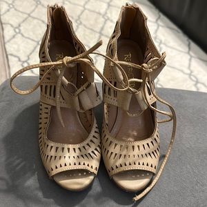 Restricted wedge heel dress shoes in loved condition
